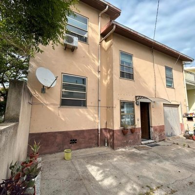 Villetta su tre livelli con giardino