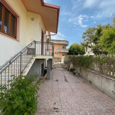 Semi indipendente con cortile