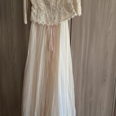 abito da sposa tonalità del rosa con strascico